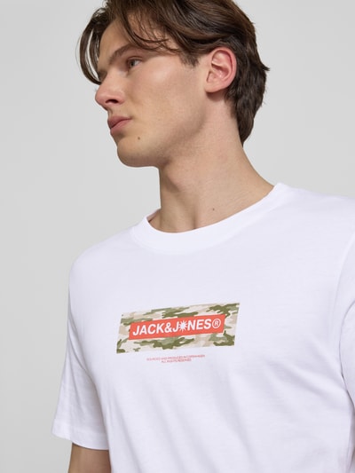 Männermodel trägt weißes T-Shirt mit Logo und Rundhalsausschnitt von Jack & Jones aus reiner Baumwolle, Regular Fit, Nahaufnahme Oberkörper.