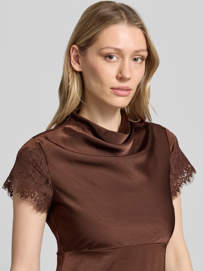 Kobiece modelka nosi sukienkę wieczorową linia a z satyny model 'RITA' od Vero Moda, brązowy kolor, koronka na rękawach, zbliżenie na górę sukienki