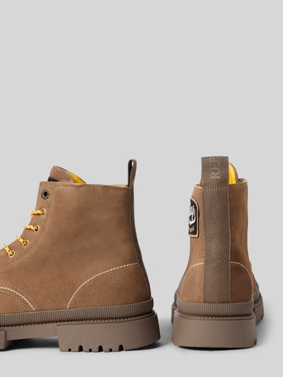 Produktfoto, braune Boots aus Leder mit abgerundeter Spitze, gelben Schnürsenkeln, Label-Details und profilierter Sohle, Boots aus Leder mit Label-Details Modell 'SANDTOWN' von Replay, Herrenmodell, Schafthöhe 14 cm, Schaftweite 10 cm, Absatzhöhe 3 cm