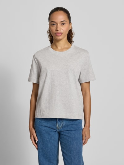 Kobiece model nosi Boxy Fit T-Shirt aus Baumwoll-Viskose-Mix Modell 'ESSENTIAL' von Selected Femme, damski t-shirt szary, prosty krój, gładka tekstura, Ganzkörperansicht von vorne