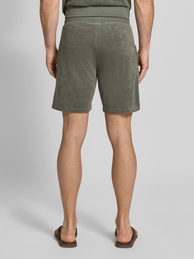 Männermodel trägt Regular Fit Sweatshorts aus Baumwoll-Mix Modell 'TERRANCE' von HUGO, unifarben, Rückansicht Ganzkörperansicht.