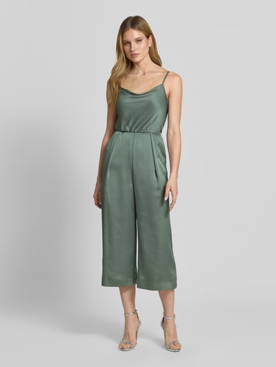 Modelka kobieca nosi Jumpsuit aus Satin mit Wasserfall-Ausschnitt od Jake*s Cocktail, kolor szarozielony, błyszcząca faktura, krój slim fit, długość całkowita 114 cm, szerokość w rozmiarze 36: 28 cm, ramiączka spaghetti, przód, widok całej sylwetki.