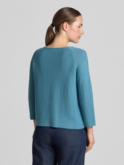 Vrouwenmodel draagt boxy fit pullover van pure katoen model 'ADDOTTO' van Weekend Max Mara in effen lichtblauw, dames pullover, totaalbeeld achteraan