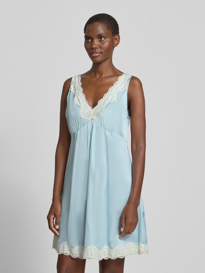 Frauenmodel trägt Minikleid aus Satin mit Spitzenbesatz von Jake*s Casual in hellblau mit cremefarbener Spitze, A-Linie, V-Ausschnitt, Ganzkörperansicht von vorne. Rückenlänge bei Größe 36: 70 cm, Brustweite bei Größe 36: 44 cm.