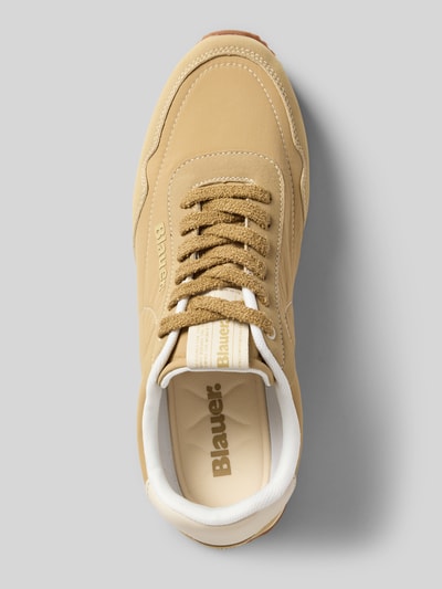 Produktfoto, Sneaker mit Logo-Detail Modell 'Swink' von Blauer USA, Beige mit abgerundeter Passform, Schnürverschluss, profilierte Sohle, Absatzhöhe 2 cm, Schafthöhe 8 cm, Schaftweite 9 cm, Textur aus glattem und strukturiertem Material.