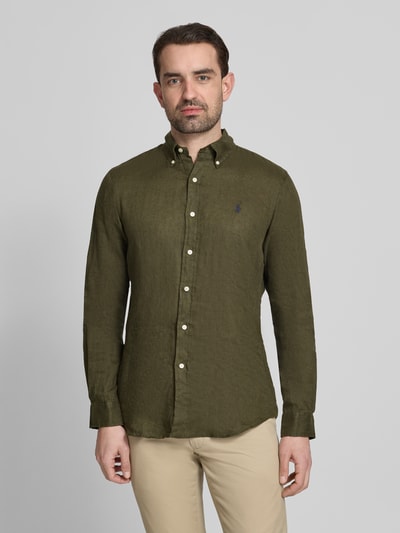 Männermodel trägt Regular Fit Freizeithemd aus reinem Leinen von Polo Ralph Lauren, Optik: Unifarben, Ganzkörperansicht von vorne.