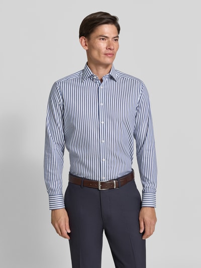 Männermodel trägt Modern Fit Businesshemd aus reiner Baumwolle von OLYMP, blau-weiß gestreift, glatte Textur, Ganzkörperansicht von vorne, Herren Businesshemd von OLYMP.
