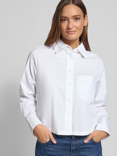 Frauenmodel trägt Boxy Fit Hemdbluse aus Baumwoll-Mix von s.Oliver BLACK LABEL, Optik: Unifarben, Hemdblusenkragen, Ganzkörperansicht von vorne.