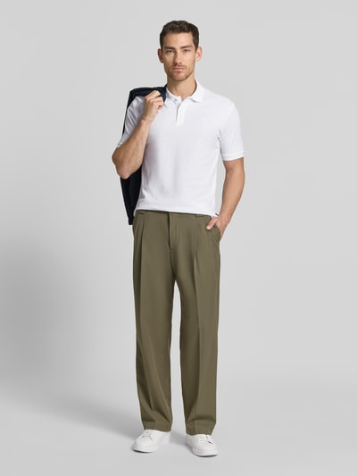 Männermodel trägt Slim Fit Poloshirt mit Stitching von Jack & Jones Premium aus Reine Baumwolle, Knopfleiste, Ganzkörperansicht von vorne. Rückenlänge bei Größe M: 70 cm.