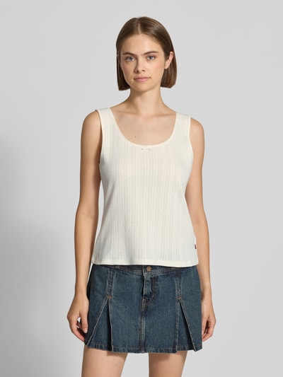 Frauenmodel trägt Slim Fit Top aus reiner Baumwolle Modell 'SWEETIE SL' von Levi's® in Creme, dezente Streifenstruktur, Ganzkörperansicht von vorne.