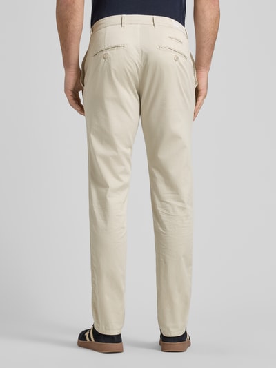 Männermodel trägt Fein strukturierte Hose Modell 'Fabio' von Brax aus Baumwoll-Elasthan-Mix, Slim-Fit, Eingrifftaschen, Ganzkörperansicht Rückansicht.