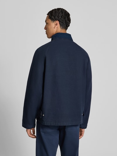 Männermodel trägt Regular Fit Jacke mit Umlegekragen von Forét in Dunkelblau, Reine Baumwolle, Schulterbreite 45 cm, Rückenlänge 70 cm, Ganzkörperansicht Rückansicht.