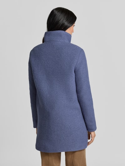 Frauenmodel trägt Regular Fit Jacke aus Woll-Mix von FUCHS SCHMITT in Blau mit Stehkragen, strukturierte Oberfläche, Ganzkörperansicht Rückansicht. Rückenlänge 82 cm, Schulterbreite 44 cm, Brustweite 51 cm, Ärmellänge 64 cm.