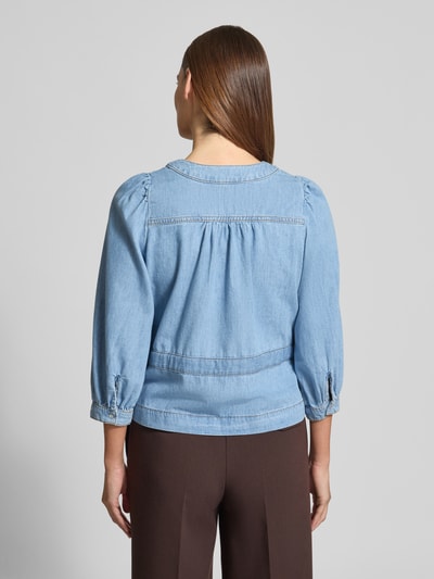 Frauenmodel trägt Relaxed Fit Bluse in Denim-Optik Modell 'Lavina' von Bash, reine Baumwolle, 3/4-Arm, tailliert, Rückansicht.