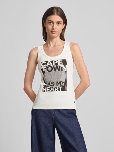 Frauenmodel trägt Slim Fit Top mit Strasssteinbesatz Modell 'Cape Town' von monari, weiß, Statement-Print, Nahaufnahme Oberkörper