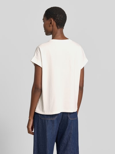 Frauenmodel trägt Regular Fit T-Shirt mit Motiv-Print von Milano Italy aus reiner Baumwolle, Rückenlänge 56 cm, Ganzkörperansicht Rückansicht.