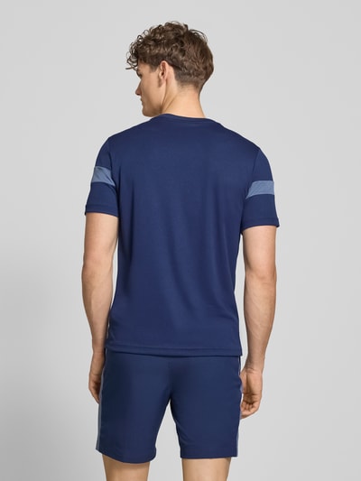 Männermodel trägt Regular Fit T-Shirt mit Logo-Print Modell 'Leone' von SERGIO TACCHINI in Dunkelblau, glatte Textur, Ganzkörperansicht Rückansicht. Rückenlänge bei Größe M: 71 cm.