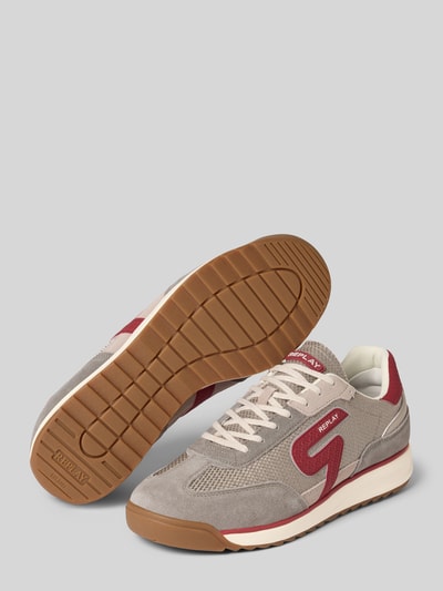 Produktfoto, Sneaker mit Label-Print Modell 'YARD TONAL' von Replay in Grau mit roten Kontrastbesätzen, strukturierter Gummisohle, abgerundete Form, Schnürverschluss, für Herren.