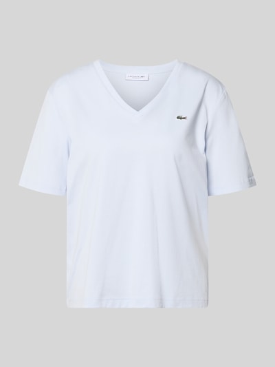 Produktfoto, Relaxed Fit T-Shirt aus reiner Baumwolle von Lacoste in Unifarbe mit V-Ausschnitt und Logo-Stitching, weiße glatte Textur.
