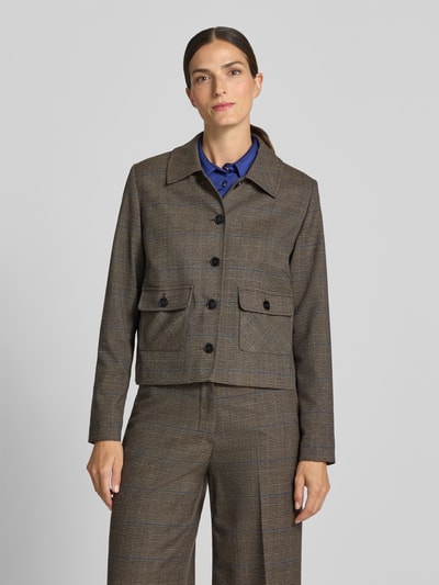 Frauenmodel trägt Regular Fit Blazer mit Pattentaschen von MORE & MORE, Material-Mix mit Viskose-Anteil, Ganzkörperansicht von vorne.