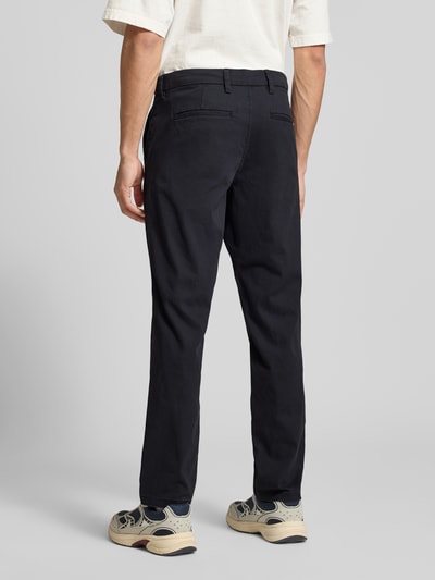 Männermodel trägt Straight Fit Chino mit gesäßtaschen Modell 'Stollie' van Jack & Jones, donkerblauw, katoenmix, achteraanzicht, context heren chino, elastisch, straight fit, steekzakken, knoop- en ritssluiting, taillewijdte 44 cm, binnenbeenlengte 75 cm. Ganzkörperansicht Rückansicht