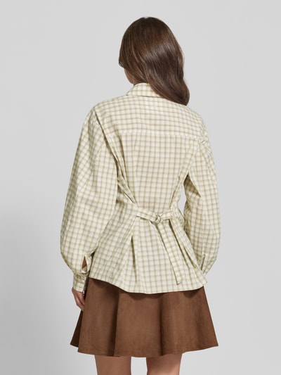 Frauenmodel trägt Relaxed Fit Hemdbluse aus Baumwoll-Mix von Samsøe Samsøe mit kariertem Muster in Beige, lockere Passform und langen Ärmeln, Rückenansicht, Rückenlänge bei Größe S: 70 cm, Ärmellänge: 66 cm.