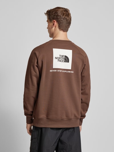 The North Face Bluza z wyhaftowanym logo model ‘RAGLAN REDBOX CREW’ Ciemnobrązowy 5