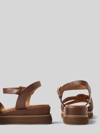 Produktfoto, Sandalen aus echtem Leder mit Schnalle von INUOVO, braune Farbe, abgerundete Passform, offene Ferse, glatte Sohle, Absatzhöhe 2 cm, Damen, Echtleder, Seiten- und Rückansicht.