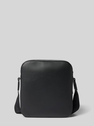 Produktfoto, torba na ramię Umhängetasche mit Label-Prägung Modell 'RAY_BIG NS' von BOSS z imitacją skóry, zamek błyskawiczny, główna przegroda, aplikacja: wytłaczane logo, pasek na ramię, wykończenie materiału: sztuczna skóra, czarna, faktura ziarnista