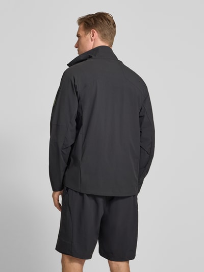 Männermodel trägt BOSS Regular Fit Trainingsjacke mit Label Patch Modell 'OW_GLOBE' von BOSS Green, Optik: Unifarben, Ganzkörperansicht Rückansicht.