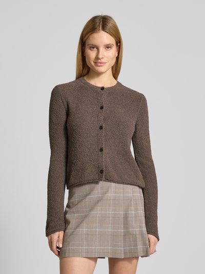 Frauenmodel trägt Regular Fit Strickjacke aus Baumwoll-Mix von Marc O'Polo, Optik: Unifarben, Frottee, einreihige Knopfleiste, Rundhals, Langarm, Rollsaum, Ganzkörperansicht von vorne.