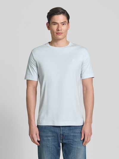 Männermodel trägt Regular Fit T-Shirt aus reiner Baumwolle von Marc O'Polo, Optik: Unifarben, Logo-Print, Ganzkörperansicht von vorne