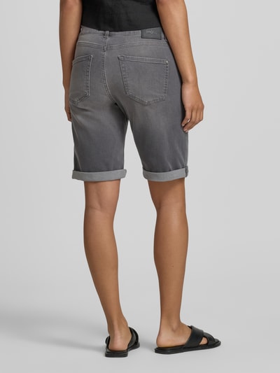 Frauenmodel trägt graue Jeansshorts mit Eingrifftaschen von Angels, Baumwoll-Elasthan-Mix, Regular Fit, Umschlag, Ganzkörperansicht Rückansicht.