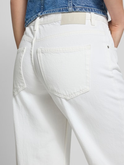 Männermodel trägt Boyfriend Jeans mit Eingrifftaschen von Gina Tricot, biała bawełna, krój boyfriend fit, szerokość w rozmiarze 36: 41 cm, długość nogawki 81 cm, detaliczne zdjęcie tylnej części spodni.