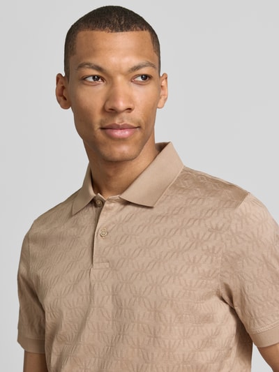 Männermodel trägt Modern Fit Poloshirt mit Strukturmuster Modell 'Roberto' von JOOP! Collection aus reiner Baumwolle, Nahaufnahme Oberkörper.