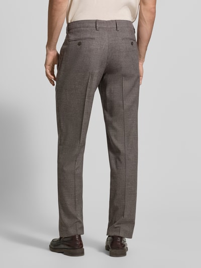 Männermodel trägt Slim Fit Anzughose mit Bügelfalten von Christian Berg Men aus Material-Mix mit Viskose-Anteil, Strukturmuster, Ganzkörperansicht Rückansicht.