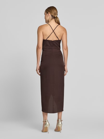 Frauenmodel trägt Midikleid mit gelegten Falten von Vera Mont in Braun, Satin, Spaghettiträger, Taillierte Passform, Rückenansicht, Ganzkörperansicht Rückansicht. Cocktailkleid, V-Ausschnitt, Rückenlänge bei Größe 36: 13 cm, Brustweite bei Größe 36: 40 cm.