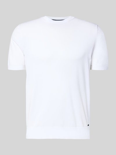 Produktfoto, weißes Strickshirt mit Rundhalsausschnitt von MARKUP, Regular Fit, dezentes Label-Detail, glatte Textur, Rückenlänge 60 cm