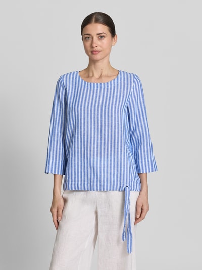 Vrouwenmodel draagt Regular Fit linnen blouse met 3/4-mouw van Christian Berg Woman, ronde hals, blauwe en witte strepen, dames, geheelvooraanzicht.
