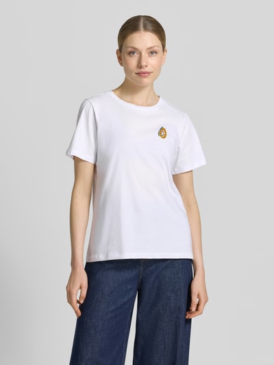 Frauenmodel trägt T-Shirt mit Perlen und Rundhalsausschnitt von Smith and Soul, Reine Baumwolle, Regular-Fit, Motiv, Rückansicht Ganzkörperansicht von vorne. Rückenlänge bei Größe S: 60 cm.