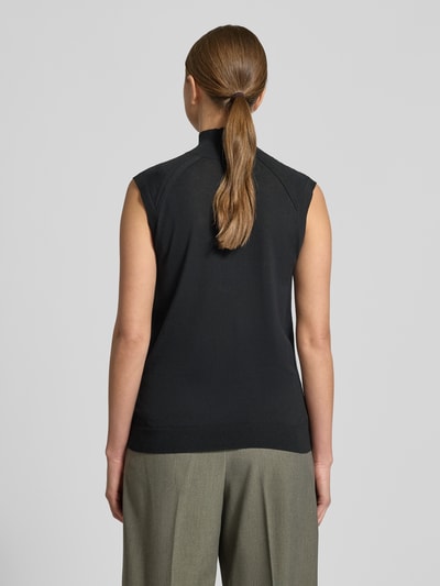 Kobiece model prezentuje Regular Fit Pullunder aus reiner Schurwolle Modell 'FIPINI' von BOSS, efekt: jednolity kolor, kształt kołnierza: mock neck, wykończenie: prążkowane, wykończenie materiału: drobny splot, materiał: czysta żywa wełna, widok całej sylwetki z tyłu.