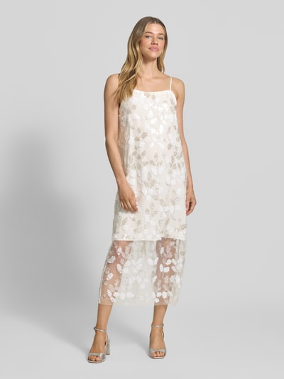 Frauenmodel trägt das Midikleid mit Pailletten Modell 'ZIA' von Copenhagen Muse in Beige und Weiß, gerader Schnitt, Spaghettiträger, florale Textur, Ganzkörperansicht von vorne.