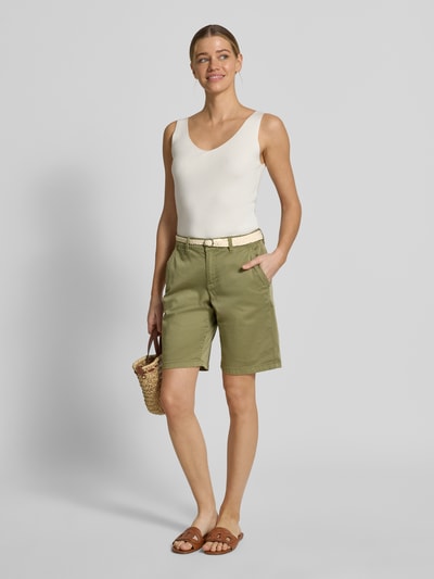 Frauenmodel trägt Regular Fit Bermudas aus Baumwoll-Mix von s.Oliver RED LABEL, Optik: Unifarben, Twill, mit Gürtel, Ganzkörperansicht von vorne.