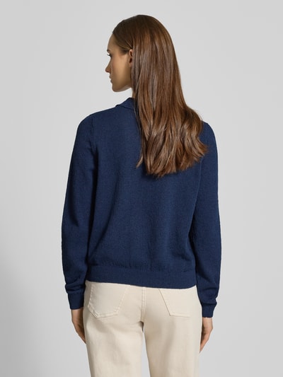 Frauenmodel trägt Langärmligen Polo-Strickpullover aus Bouclé-Garn von Review für Damen in Dunkelblau, lockere Passform, Polokragen, Strick-Optik, elastische Abschlüsse, Rückansicht Ganzkörperansicht.