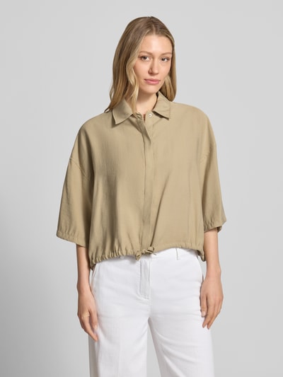Vrouwenmodel draagt blouse met trekkoord aan de zoom model 'LAINAY' van Drykorn, modalmix, loose fit, overhemdkraag, zoom, ruglengte maat 36: 54 cm, mouwlengte maat 36: 28 cm, voor dames, kleur beige, voorkant, nahaufnahme oberkörper.