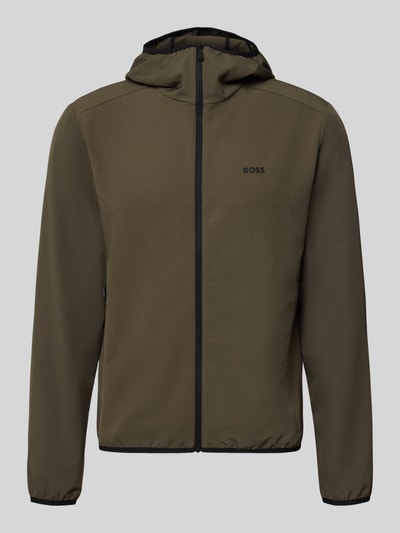 Produktfoto, olivgrüne Slim Fit Trainingsjacke mit schwarzem Label-Patch Modell 'CommuterPro' von BOSS Green, glatte Textur