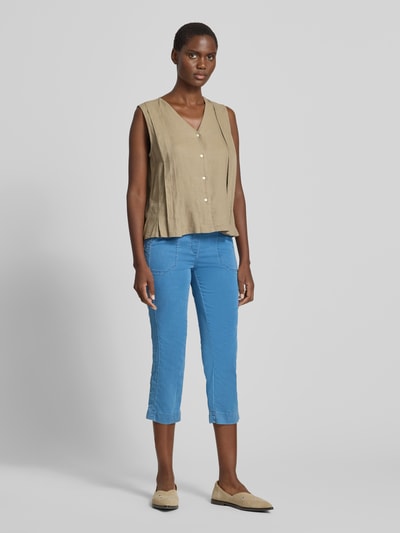 Frauenmodel trägt Jogpants mit elastischem Bund Modell 'Sue' von TONI in Blau, 3/4-Fit, Baumwoll-Mix mit Stretch, Ganzkörperansicht von vorne.