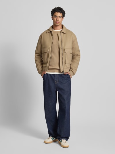 Mannenmodel draagt Strickpullover mit Rundhalsausschnitt Modell 'PANNEL' van Jack & Jones in slim fit, katoenmix, voorkant, volledige lichaamsweergave.