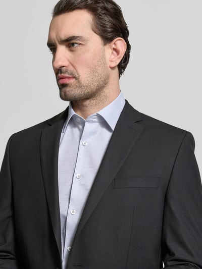 Męski model nosi Slim Fit Businesshemd mit Kentkragen od OLYMP No. Six, jasnoszara bawełna, krój slim fit, długi rękaw, sportowe mankiety, z przodu, ujęcie zbliżenie na górę ciała