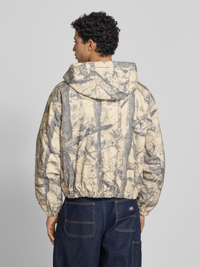 Männermodel trägt Jacke mit Kapuze und Logo von KARL KANI aus Reine Baumwolle im Allover-Look, Regular-Fit, Rückenansicht, Rückenlänge 63 cm.